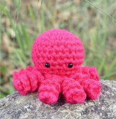 🐙 Pulpo Rosa con Lazo Azul – Amigurumi Hecho a Mano