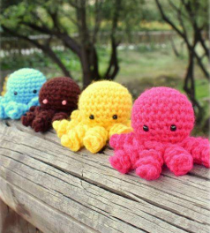 🐙 Pulpo Rosa con Lazo Azul – Amigurumi Hecho a Mano