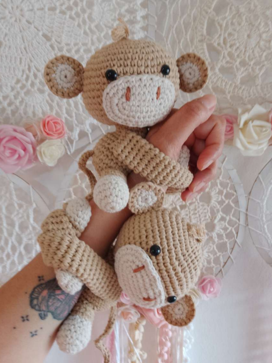 🐵 Mono Enrollable Beige – Amigurumi Hecho a Mano