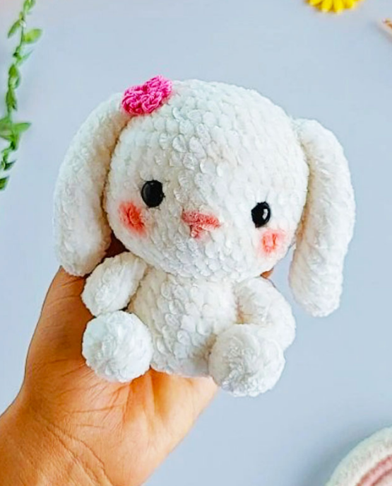 🐇 Conejito Blanco de Felpa – Amigurumi Hecho a Mano