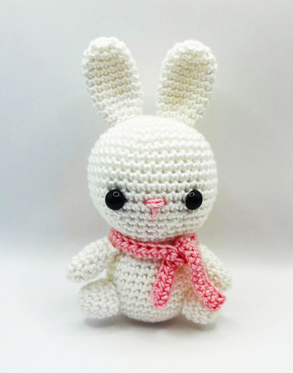🐇 Conejito Blanco con Bufanda Rosa – Amigurumi Hecho a Mano