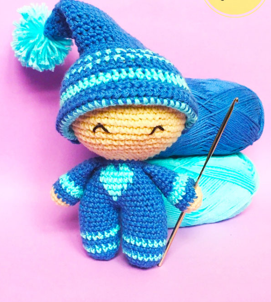 🧢💙 Muñeco Pijama Azul – Amigurumi Hecho a Mano