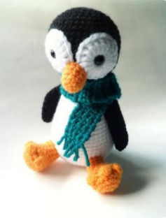 🐧 Pingüino con Bufanda Verde – Amigurumi Hecho a Mano