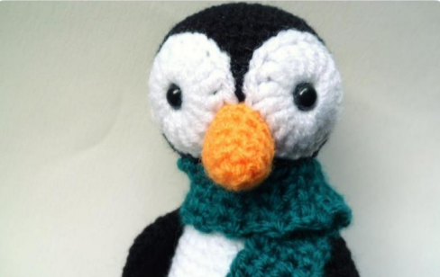 🐧 Pingüino con Bufanda Verde – Amigurumi Hecho a Mano