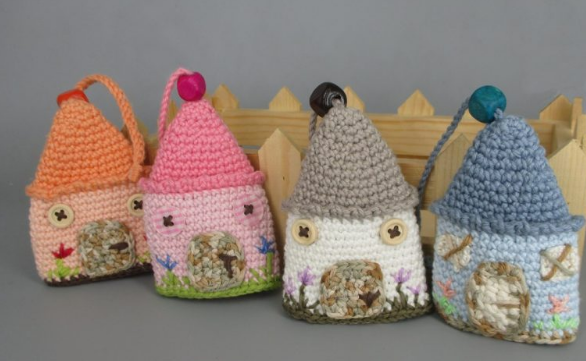 🏠 Llavero Casita de Crochet – Hecho a Mano