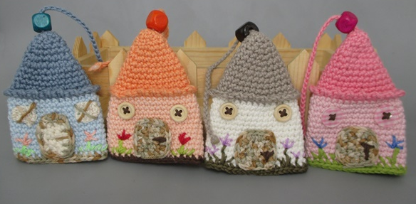🏠 Llavero Casita de Crochet – Hecho a Mano