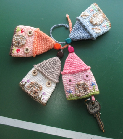 🏠 Llavero Casita de Crochet – Hecho a Mano