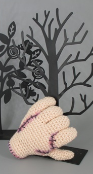 ✋ Amigurumi “La Cosa Addams” – Hecho a Mano