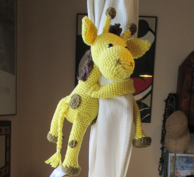 🦒 Jirafa Sujetacortinas – Amigurumi Hecho a Mano