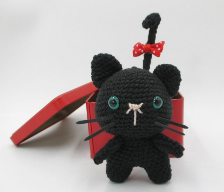 🐈‍⬛ Gatito Negro con Lazo Rojo – Amigurumi Hecho a Mano