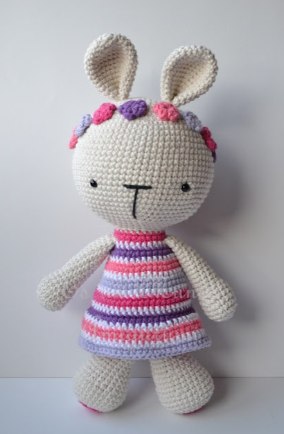 🌸🐇 Conejita con Corona de Flores – Amigurumi Hecho a Mano
