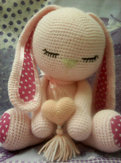 🐇 Conejito Rosa con Corazón – Amigurumi Hecho a Mano