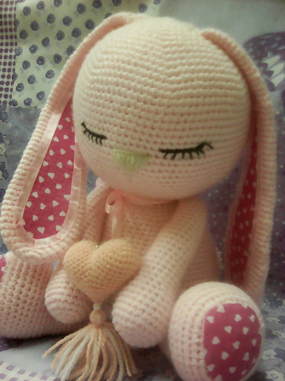 🐇 Conejito Rosa con Corazón – Amigurumi Hecho a Mano