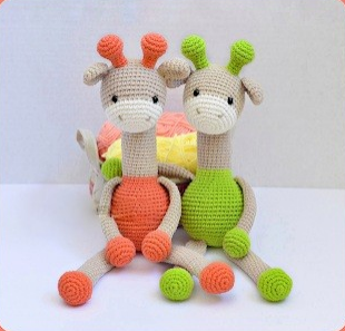 🦒 Jirafa Sentada Colores – Amigurumi Hecho a Mano