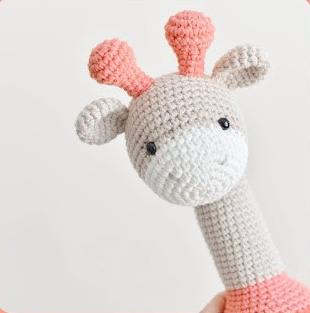 🦒 Jirafa Sentada Colores – Amigurumi Hecho a Mano