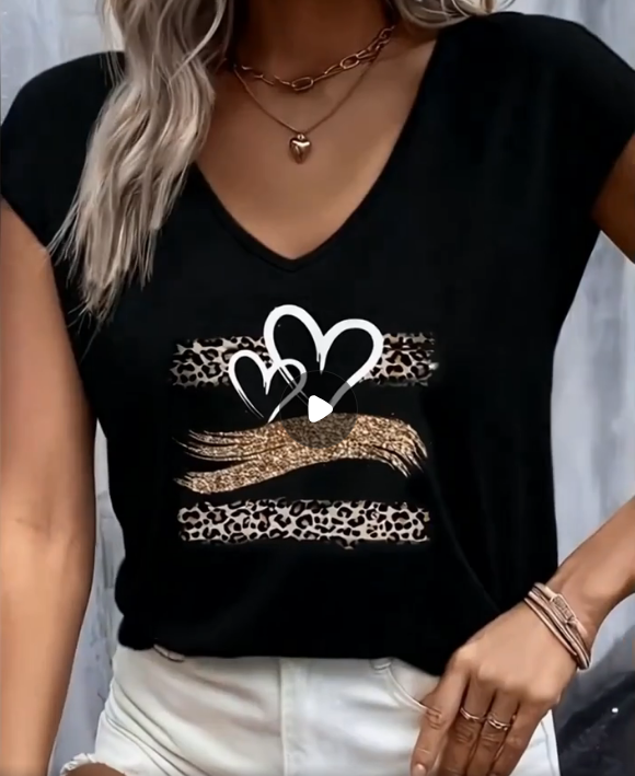 🐆 Blusa Cuello V Estampado Leopardo & Corazones