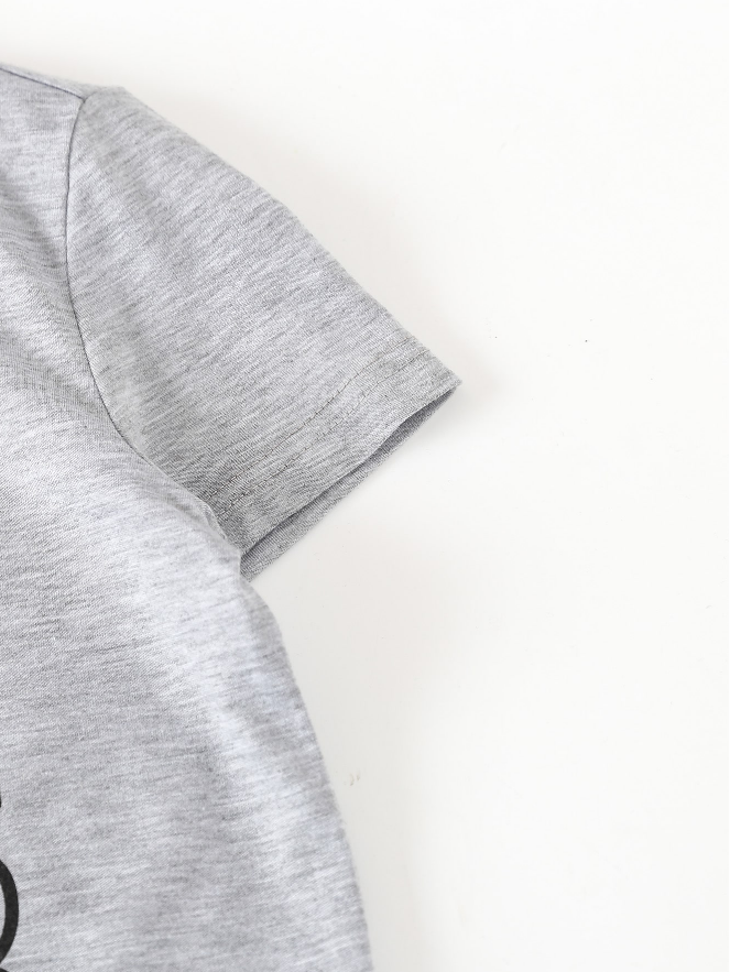 👕 Camiseta Infantil – Letras Divertidas de Verano
