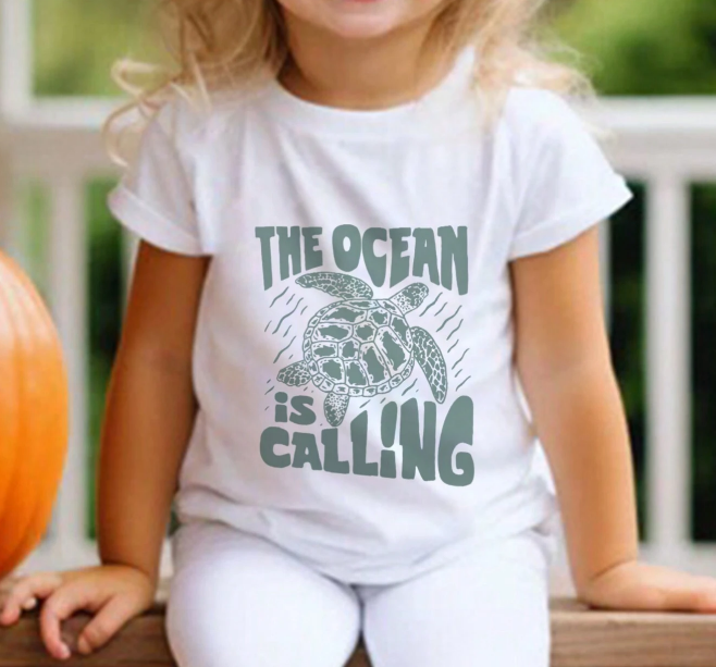 🐢 Camiseta Infantil – “The Ocean Is Calling