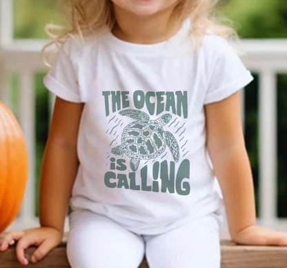 🐢 Camiseta Infantil – “The Ocean Is Calling