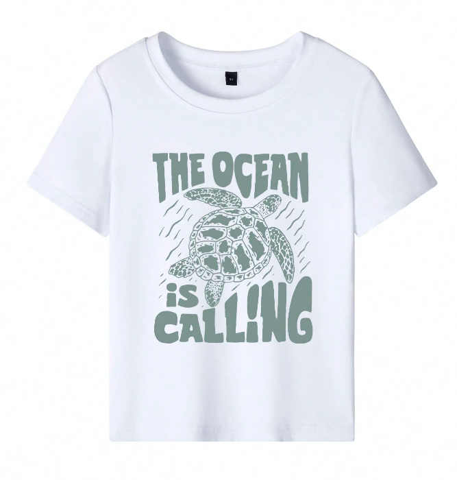 🐢 Camiseta Infantil – “The Ocean Is Calling