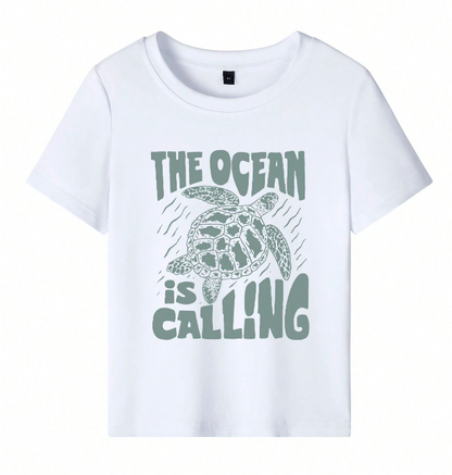 🐢 Camiseta Infantil – “The Ocean Is Calling