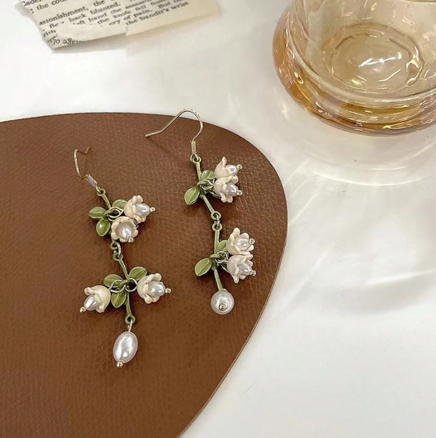 🌼 Pendientes Florales – Diseño Natural con Perlas
