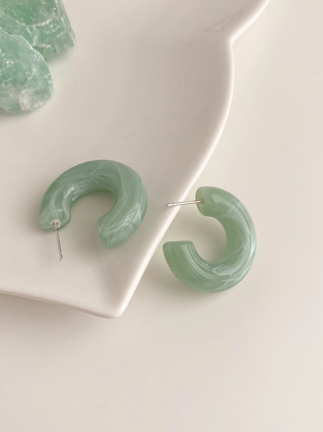 💚 Pendientes Geométricos – Verde Jade & Silueta Redonda