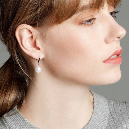 🎀 Pendientes Largos – Perla Blanca & Esfera Roja
