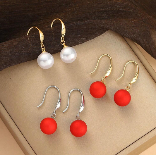 🎀 Pendientes Largos – Perla Blanca & Esfera Roja