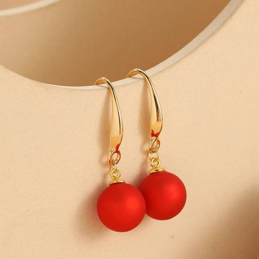 🎀 Pendientes Largos – Perla Blanca & Esfera Roja