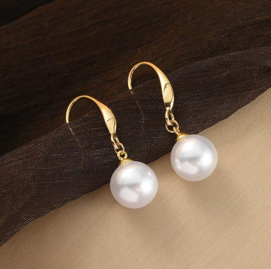 🎀 Pendientes Largos – Perla Blanca & Esfera Roja