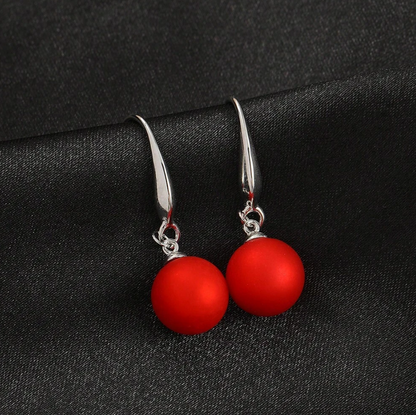 🎀 Pendientes Largos – Perla Blanca & Esfera Roja