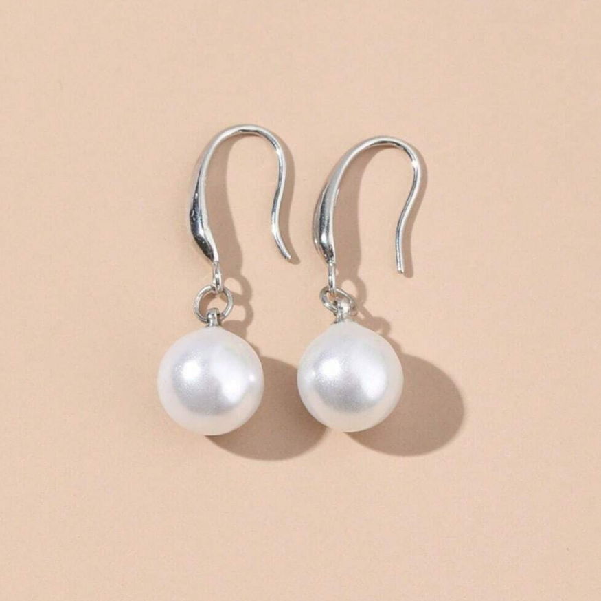 🎀 Pendientes Largos – Perla Blanca & Esfera Roja