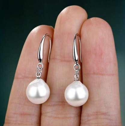🎀 Pendientes Largos – Perla Blanca & Esfera Roja
