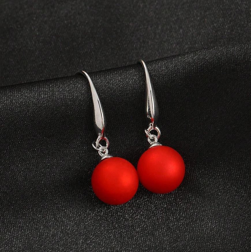 🎀 Pendientes Largos – Perla Blanca & Esfera Roja