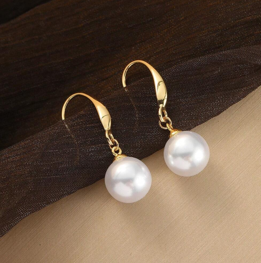 🎀 Pendientes Largos – Perla Blanca & Esfera Roja