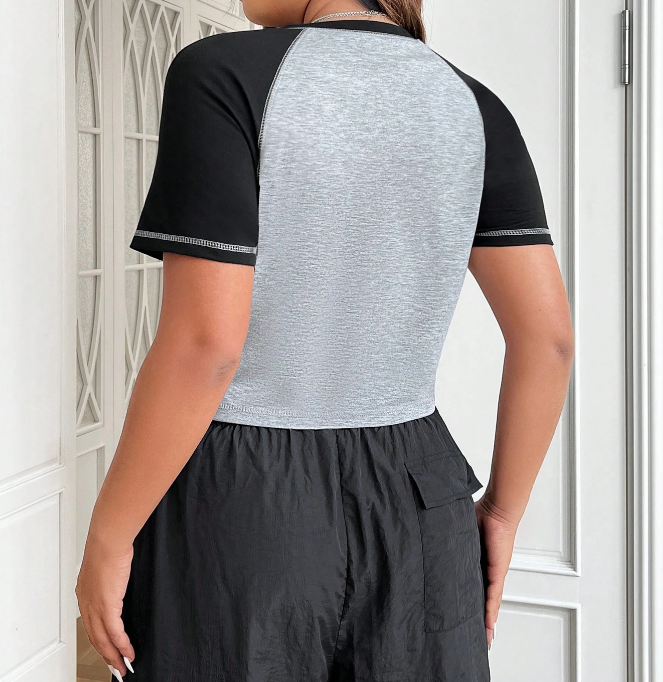 ⚫ Camiseta Crop de Color Combinado con Manga Raglán