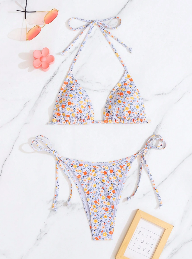 🌼 Top de Bikini Halter con Diseño Floral + Bottom con Lazos Laterales