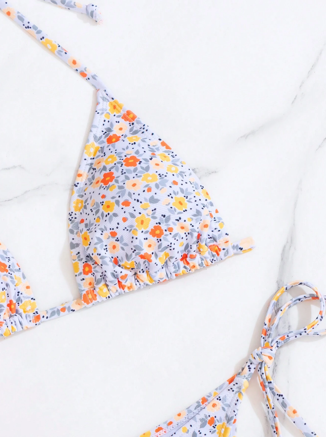 🌼 Top de Bikini Halter con Diseño Floral + Bottom con Lazos Laterales