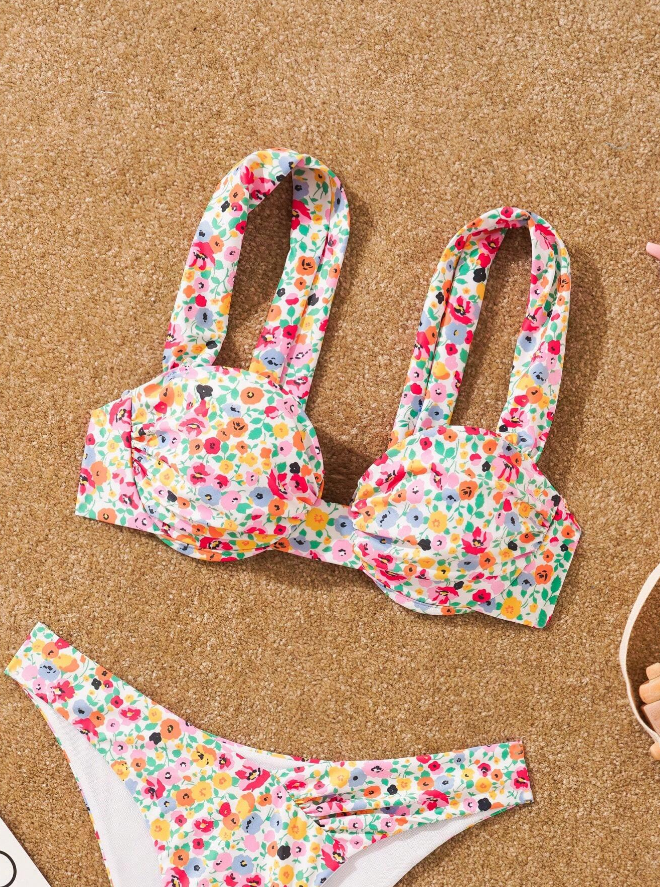 🌸 Conjunto de Bikini con Estampado de Flores Pequeñas