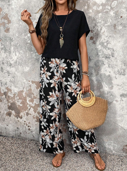 🌿 Conjunto de Dos Piezas con Blusa Unicolor y Pantalón Floral