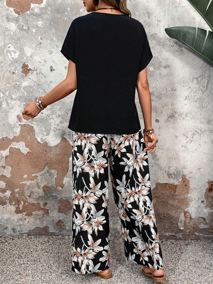 🌿 Conjunto de Dos Piezas con Blusa Unicolor y Pantalón Floral