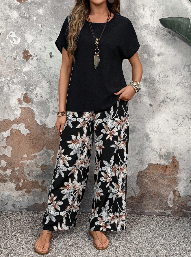 🌿 Conjunto de Dos Piezas con Blusa Unicolor y Pantalón Floral