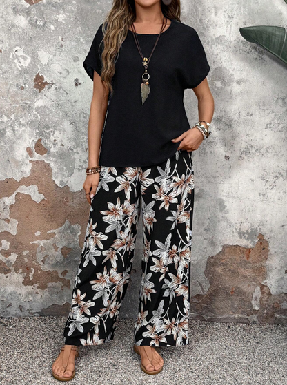 🌿 Conjunto de Dos Piezas con Blusa Unicolor y Pantalón Floral