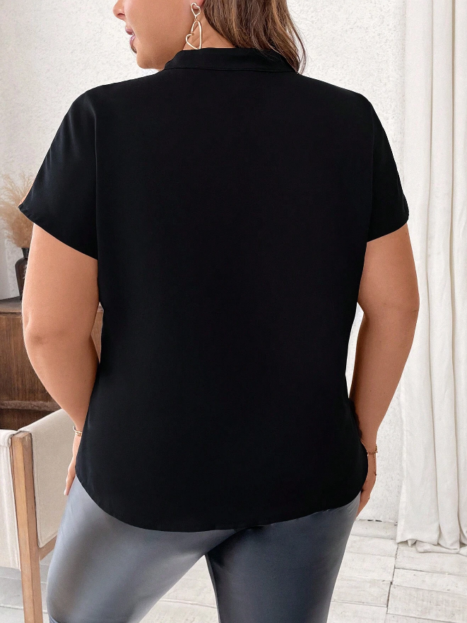 🟤 Camisa Casual de Manga Corta con Cuello Escotado y Estampado Geométrico