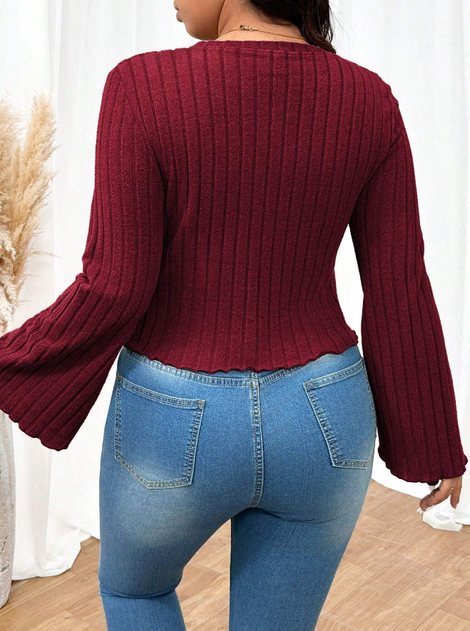 🍂 Camiseta Ajustada Mangas Acampanadas y Textura Estriada