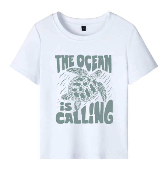 🐢 Camiseta Infantil – “The Ocean Is Calling