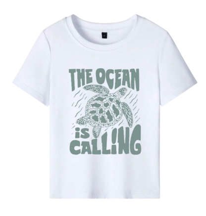 🐢 Camiseta Infantil – “The Ocean Is Calling