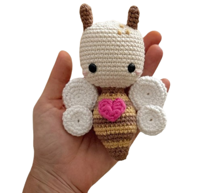 🐝💗 Abejita con Corazón – Amigurumi Pequeño Hecho a Mano